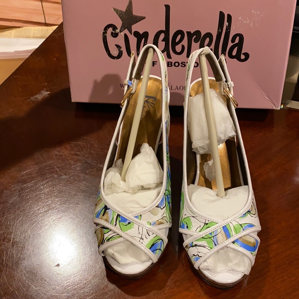 New- Cinderella of Boston water print wedge sandal size 5 1/2